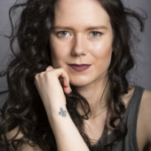 Portrait d'une jeune femme, réalisé par Bérengère Grassin du studio Bérengère, photographe professionnelle.