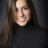 Portrait d'une jeune femme, réalisé par Bérengère Grassin du studio Bérengère, photographe professionnelle.