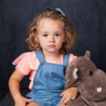 Une petite fille posant lors d'un shooting photo pour les particuliers, réalisé par Bérengère Grassin du studio Bérengère, photographe professionnelle dans les Yvelines.