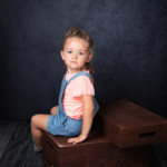 Une petite fille posant lors d'une séance photo portrait, réalisée par Bérengère Grassin du studio Bérengère, photographe professionnelle.