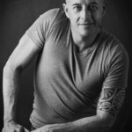 Un homme posant lors d'une séance photo portrait, réalisée par Bérengère Grassin du studio Bérengère, photographe professionnelle.