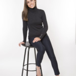 Une jeune femme posant lors d'une séance photo portrait, réalisée par Bérengère Grassin du studio Bérengère, photographe professionnelle.