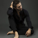 Un jeune homme posant lors d'une séance photo portrait, réalisée par Bérengère Grassin du studio Bérengère, photographe professionnelle.