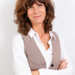 Une femme posant lors d'une séance photo corporate, réalisée par Bérengère Grassin du studio Bérengère, photographe professionnelle.