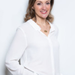 Une femme posant lors d'une séance photo portrait, réalisée par Bérengère Grassin du studio Bérengère, photographe professionnelle.