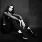 Une jeune femme posant lors d'une séance photo portrait, réalisée par Bérengère Grassin du studio Bérengère, photographe professionnelle.