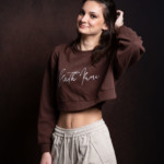 Une jeune femme souriant lors d'une séance photo portrait, réalisée par Bérengère Grassin du studio Bérengère, photographe professionnelle.