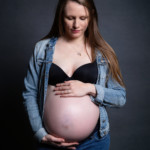 Femme enceinte posant lors d'un shooting photo grossesse, dans le studio de Bérengère Grassin, photographe professionnelle dans les Yvelines.