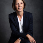 Une femme posant lors d'une séance photo corporate, réalisée par Bérengère Grassin du studio Bérengère, photographe professionnelle dans les Yvelines.