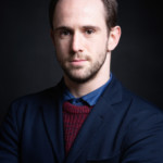Un homme posant lors d'une séance photo corporate, réalisée par Bérengère Grassin du studio Bérengère, photographe professionnelle dans les Yvelines.
