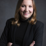 Une femme posant lors d'une séance photo corporate, réalisée par Bérengère Grassin du studio Bérengère, photographe professionnelle dans les Yvelines.