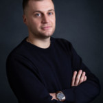 Un homme posant lors d'une séance photo corporate, réalisée par Bérengère Grassin du studio Bérengère, photographe professionnelle dans les Yvelines.