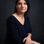 Une femme posant lors d'une séance photo corporate, réalisée par Bérengère Grassin du studio Bérengère, photographe professionnelle dans les Yvelines.