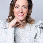 Une femme posant lors d'une séance photo corporate, réalisée par Bérengère Grassin du studio Bérengère, photographe professionnelle dans les Yvelines.