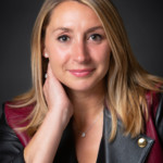 Une femme posant lors d'une séance photo corporate, réalisée par Bérengère Grassin du studio Bérengère, photographe professionnelle dans les Yvelines.