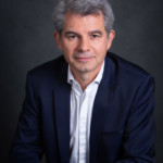 Un homme posant lors d'une séance photo corporate, réalisée par Bérengère Grassin du studio Bérengère, photographe professionnelle dans les Yvelines.