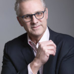 Un homme posant lors d'une séance photo corporate, réalisée par Bérengère Grassin du studio Bérengère, photographe professionnelle dans les Yvelines.