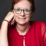 Une femme posant lors d'une séance photo corporate, réalisée par Bérengère Grassin du studio Bérengère, photographe professionnelle dans les Yvelines.