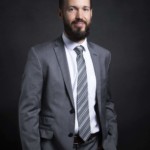 Un homme posant lors d'une séance photo corporate, réalisée par Bérengère Grassin du studio Bérengère, photographe professionnelle dans les Yvelines.