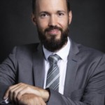 Un homme posant lors d'une séance photo corporate, réalisée par Bérengère Grassin du studio Bérengère, photographe professionnelle dans les Yvelines.