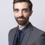 Un homme posant lors d'une séance photo corporate, réalisée par Bérengère Grassin du studio Bérengère, photographe professionnelle dans les Yvelines.
