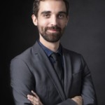 Un homme posant lors d'une séance photo corporate, réalisée par Bérengère Grassin du studio Bérengère, photographe professionnelle dans les Yvelines.