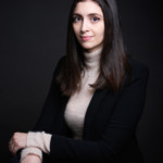Une femme posant lors d'une séance photo corporate, réalisée par Bérengère Grassin du studio Bérengère, photographe professionnelle dans les Yvelines.