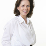 Femme enceinte, posant lors d'une séance photo grossesse, réalisée au studio Bérengère, photographe professionnelle dans les Yvelines.