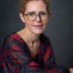 Une femme posant lors d'une séance photo corporate, réalisée par Bérengère Grassin du studio Bérengère, photographe professionnelle dans les Yvelines.