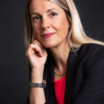 Une femme posant lors d'une séance photo corporate, réalisée par Bérengère Grassin du studio Bérengère, photographe professionnelle dans les Yvelines.