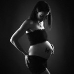 Femme enceinte, posant lors d'une séance photo grossesse, réalisée au studio Bérengère, photographe professionnelle dans les Yvelines.