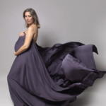 Femme enceinte, posant lors d'une séance photo grossesse, réalisée au studio Bérengère, photographe professionnelle dans les Yvelines.