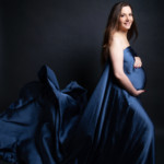 Femme enceinte, posant lors d'une séance photo grossesse, réalisée au studio Bérengère, photographe professionnelle dans les Yvelines.