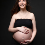 Femme enceinte, posant lors d'une séance photo grossesse, réalisée au studio Bérengère, photographe professionnelle dans les Yvelines.