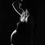 Femme enceinte posant au studio Bérengère à Montesson
