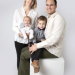 Famille posant au studio Bérengère lors d'une séance famille