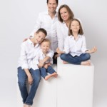 Famille posant au studio Bérengère lors d'une séance famille. Réservez votre shooting photo !