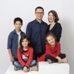 Famille posant au studio Bérengère, lors d'une séance famille