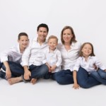 Famille posant au studio Bérengère lors d'un shooting photo famille.