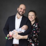 Famille posant au studio Bérengère lors d'un shooting maternité.