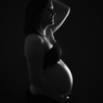 Femme enceinte posant au studio Bérengère lors d'une séance photo grossesse dans les Yvelines.