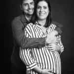 Un couple posant lors d'une séance grossesse au studio Bérengère à Montesson