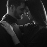 Un couple posant lors d'une séance famille au studio Bérengère à Montesson