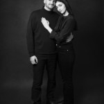 Un couple posant lors d'une séance famille au studio Bérengère à Montesson