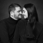 Un couple posant lors d'une séance famille au studio Bérengère à Montesson