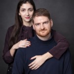 Un couple posant lors d'une séance famille au studio Bérengère à Montesson
