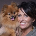 Une femme posant avec son chien, lors d'une séance photo animaux de compagnie, réalisée au studio Bérengère, dans les Yvelines.