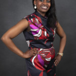 Femme posant seule lors d'un shooting famille au studio Bérengère