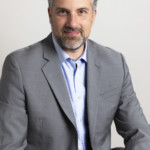 Homme posant pour une séance corporate au studio Bérengère à Montesson