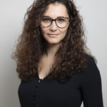 Femme posant pour une séance corporate au studio Bérengère à Montesson